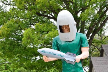 Atış yastığı restoranda İkizler dev heykel.