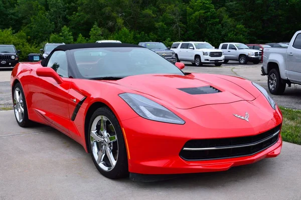 Rote amerikanische Sportwagen Chevrolet Corvette. — Stockfoto