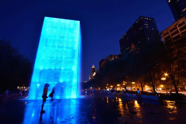 Widok na fontanny korony w Millennium Park w Chicago. — Zdjęcie stockowe