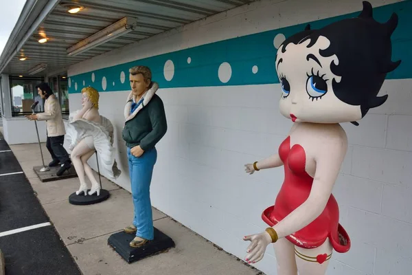 Statues of Elvis Presley, Marilyn Monroe, James Dean, and Betty Boop. — Stock Photo, Image