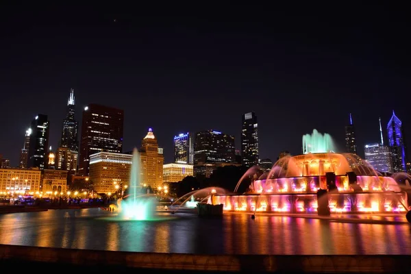 Chicago skyline e Buckingham Fountain à noite . — Fotografia de Stock