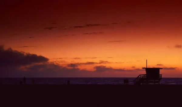 Torre de salvavidas al atardecer en Hermosa Beach . — Foto de Stock