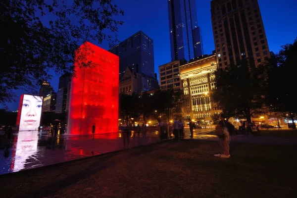 Chicago Millenium Park Crown çeşme görünümünü.