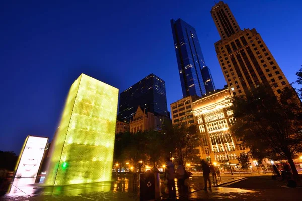 Vista da Fonte da Coroa no Millennium Park em Chicago . — Fotografia de Stock