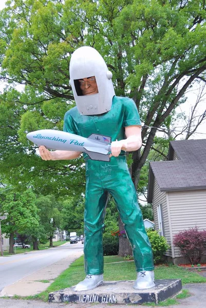 The Gemini Giant sculpture at the Launching Pad restaurant. — Stock Photo, Image