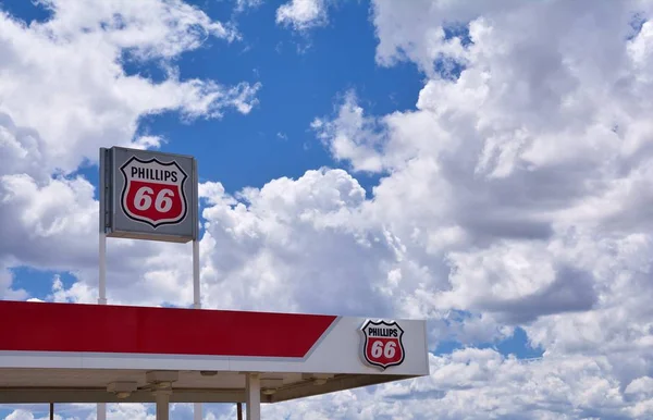 Sinal e logotipo do posto de gasolina Phillips 66 . — Fotografia de Stock