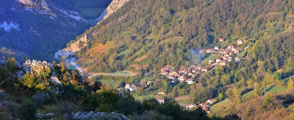 Gryning över byn Campo de Caso i Asturien. — Stockfoto