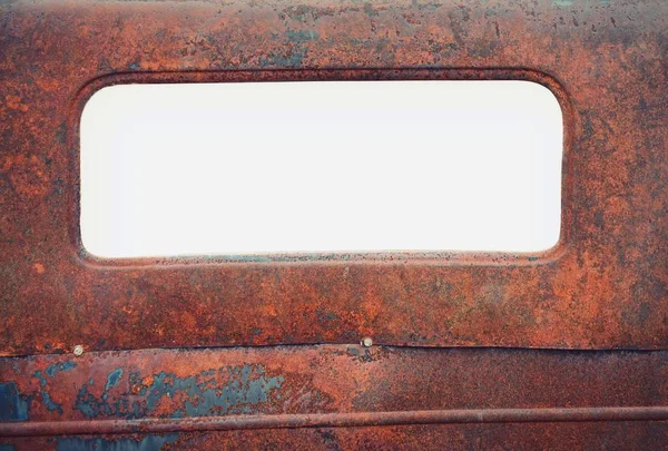 Viejo coche oxidado con ventana en blanco . — Foto de Stock