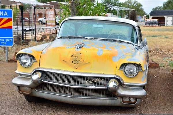Rusty abbandonato Cadillac auto . — Foto Stock
