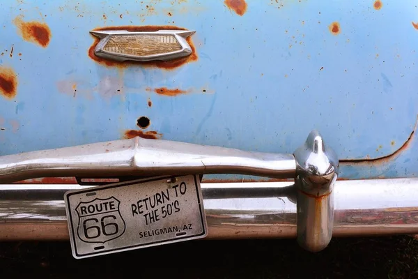 녹슨 버려진된 시보레 자동차. — 스톡 사진