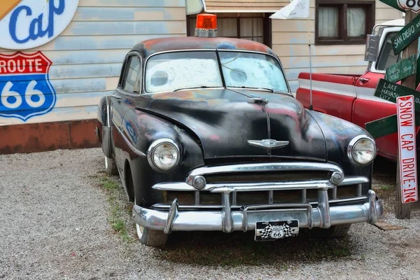 Rusty abandoned Chevrolet car. — Stock Photo, Image