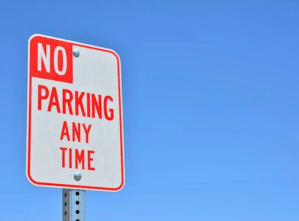 Знак "Парковка запрещена в любое время" . — стоковое фото