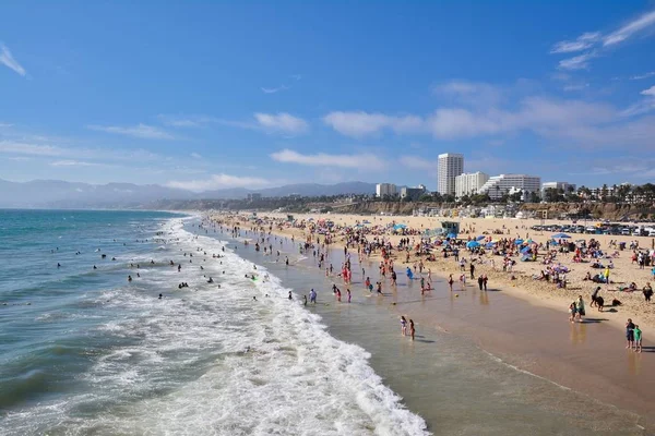 Vista a la playa de Santa Mónica desde el muelle . — Foto de Stock