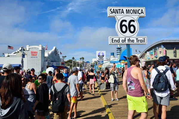 Señal final de la ruta 66 en el muelle de Santa Mónica . — Foto de Stock