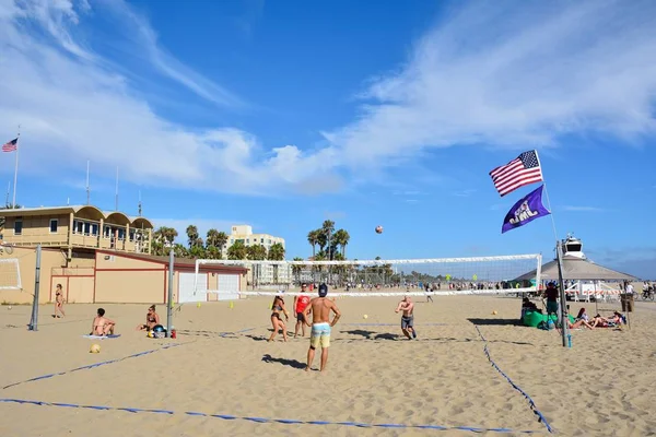 La gente está jugando voleibol playa en Santa Mónica . — Foto de Stock