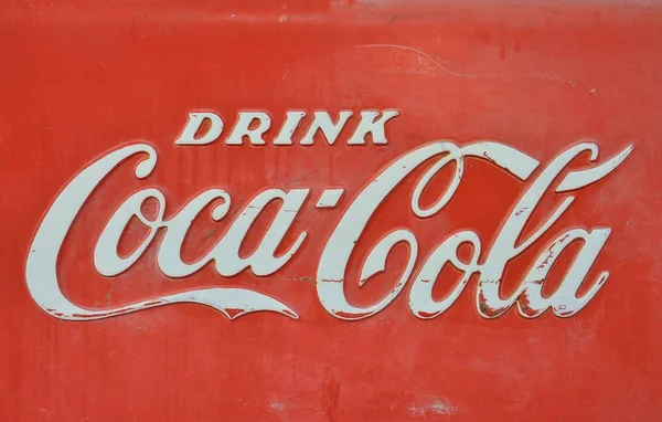 Zeichen von Coca-Cola in einem rostigen und alten Metall lackiert. — Stockfoto