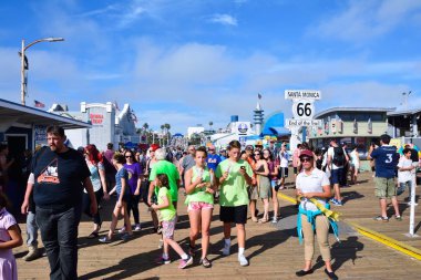 Santa Monica Pier üzerine rota 66 bitiş işareti.