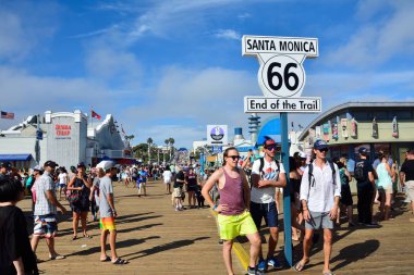 Santa Monica Pier üzerine rota 66 bitiş işareti.