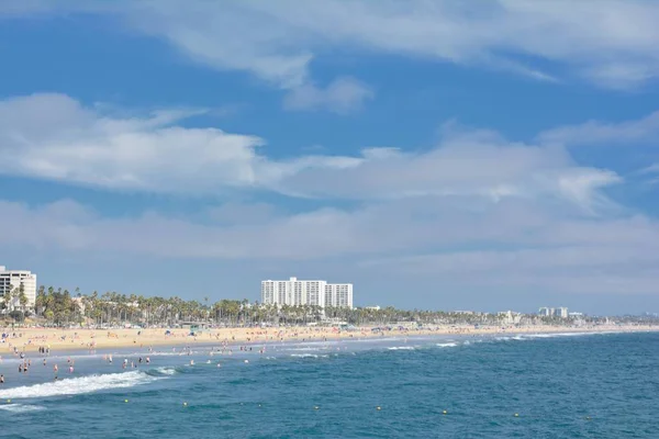Vista a la playa de Santa Mónica desde el muelle . — Foto de Stock