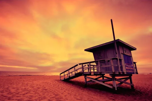 Torre de salvavidas al atardecer en Hermosa Beach, California —  Fotos de Stock