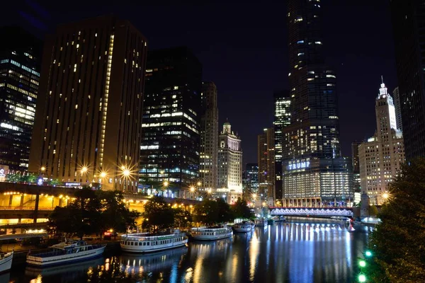 Chicago da baixa à noite . — Fotografia de Stock