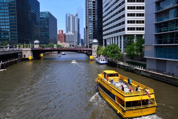 Chicago Water Taxi sur la rivière Chicago au centre-ville . — Photo