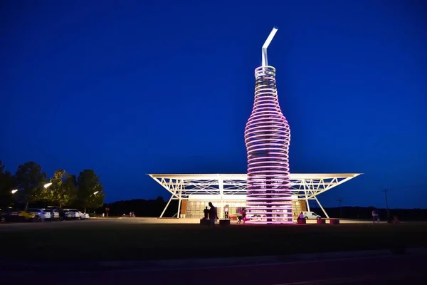 La plus grande bouteille de soda au monde . — Photo