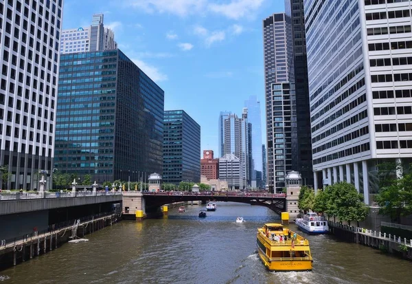 Вода в Чикаго на реке Чикаго в центре города . — стоковое фото