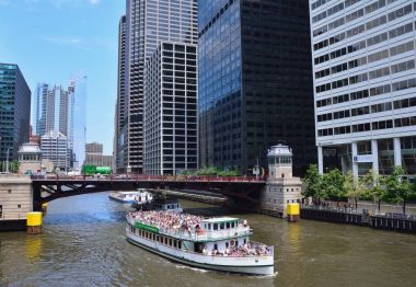 Chicago su taksi Downtown Chicago Nehri üzerinde.