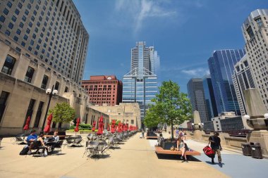 İş arkadaşlarınızla konuştuktan sonra Riverwalk Chicago boyunca yürüyüş olarak çalışmak