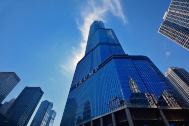 Chicago Nehri 'ndeki Trump Tower gökdelen binası. 