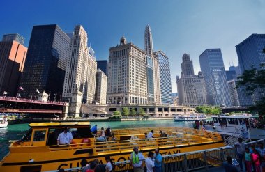 Chicago su taksi Downtown Chicago Nehri üzerinde.