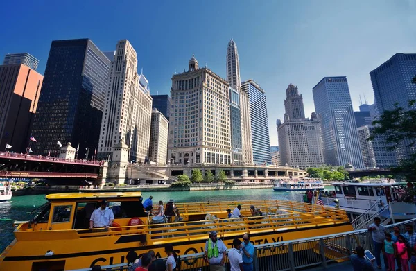 A Chicago-folyó belvárosában Chicago vízitaxival. — Stock Fotó