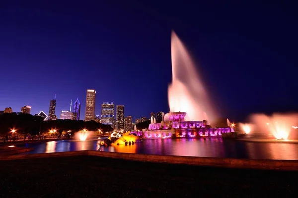 Chicago skyline e Buckingham Fountain à noite . — Fotografia de Stock