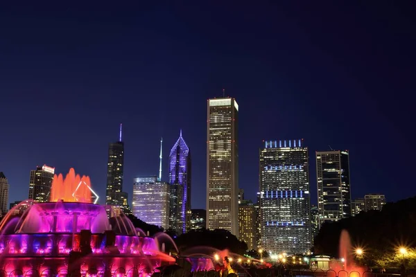 Chicago skyline e Buckingham Fountain à noite . — Fotografia de Stock