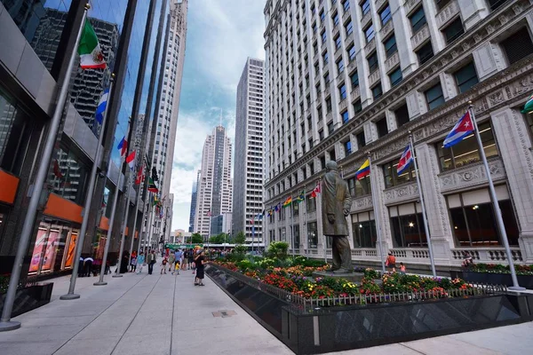 Typical street scene, downtown Chicago. — Stock Photo, Image