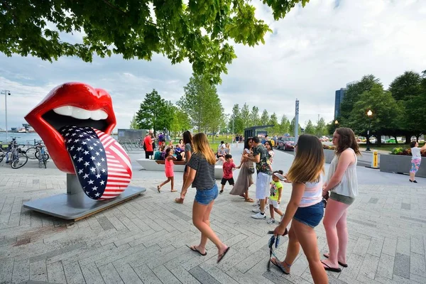 Rolling Stones διάσημο γλώσσα και τα χείλη στο Navy Pier του Σικάγου. — Φωτογραφία Αρχείου