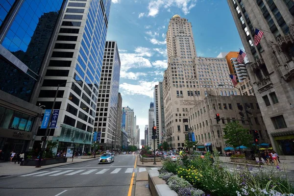 Tráfego no centro de Chicago na Michigan Avenue . — Fotografia de Stock