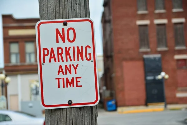 Nie parking każdy znak czasu. — Zdjęcie stockowe