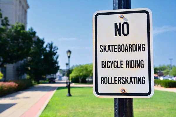 Firma prohibiendo patinaje sobre ruedas y patinetas . —  Fotos de Stock