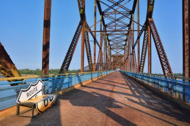 Kayalar zincir köprü Mississippi Nehri üzerinde.