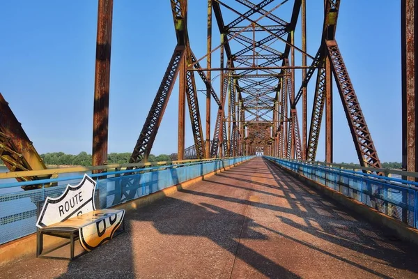 Steinkettenbrücke über den mississippi-Fluss. — Stockfoto