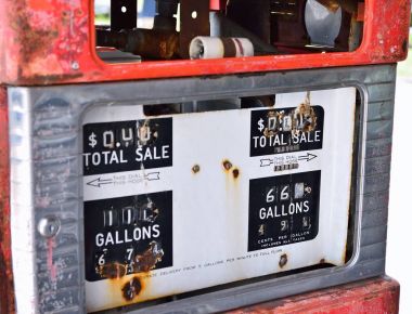 Eski paslı Amerikan gaz pompa panel.