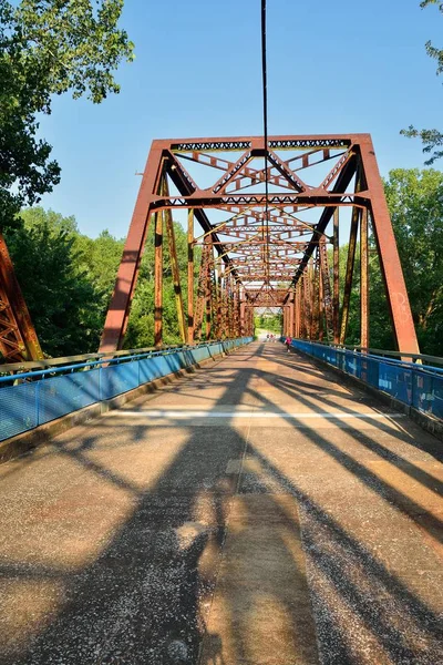 Kayalar zincir köprü Mississippi Nehri üzerinde. — Stok fotoğraf