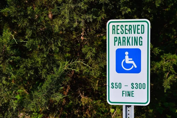 Miejsce parkingowe dla niepełnosprawnych tylko. — Zdjęcie stockowe