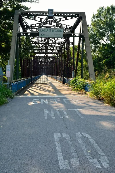 Steinkettenbrücke über den mississippi-Fluss. — Stockfoto