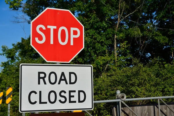 Silnice uzavřena znamení na město. — Stock fotografie