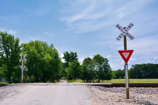 Railroad crossing sign against blue sky background. — Stock Photo, Image