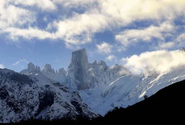 纳兰霍 de Bulnes (被称为 Picu Urriellu) 在尖德欧罗巴国家公园. — 图库照片