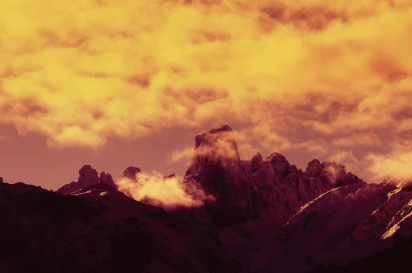 Naranjo de Bulnes (ismert Picu Urriellu) a Picos de Europa Nemzeti Park. — Stock Fotó